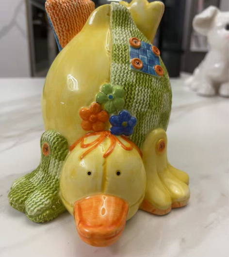 可爱鸭鸭陶瓷摆件，存钱罐，穿着半件毛线衣，...