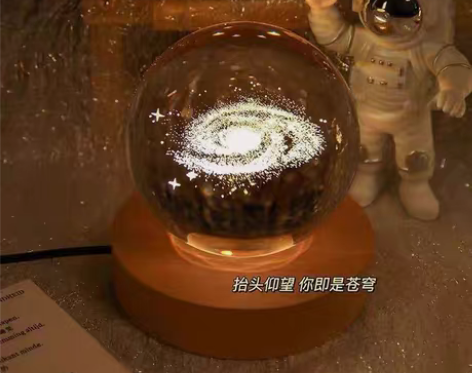 包邮宇宙系发光水晶球小夜灯高级感摆件送老公...