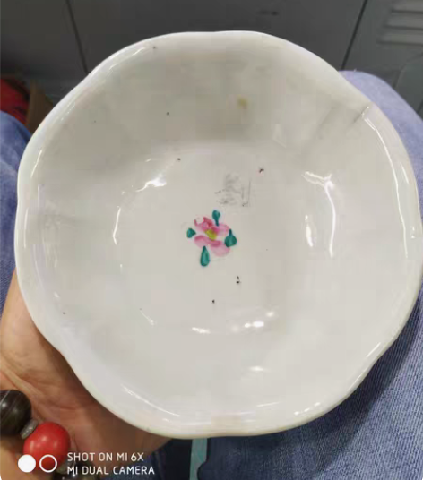 民国，葵花口粉彩碗一对，各有轻微旧窑口，油...