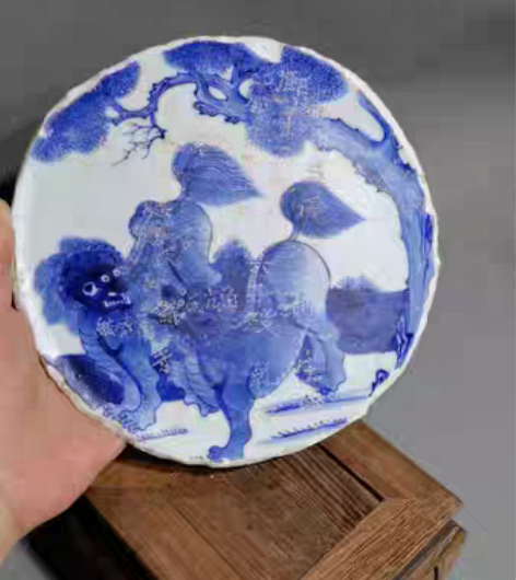 雍正年份的麒麟青花盘子，青花发色鲜艳，绘画...