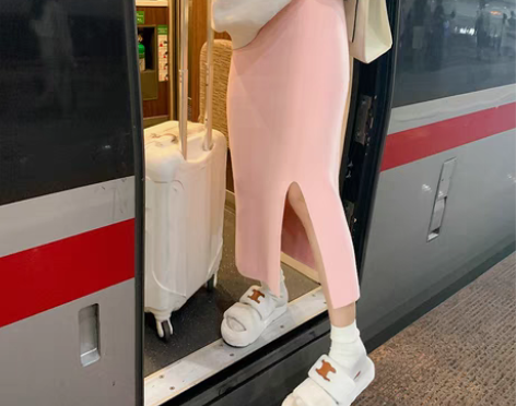 转卖曾小咸女装粉色开叉半身裙女秋冬高腰显瘦...