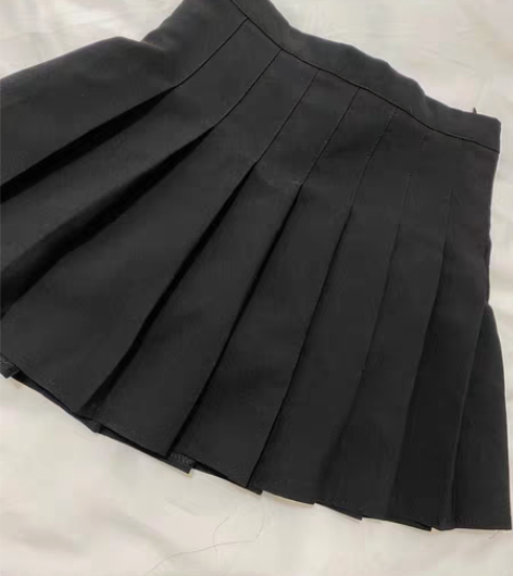 百褶裙，黑色。春夏秋冬可穿。实体店购入，标...