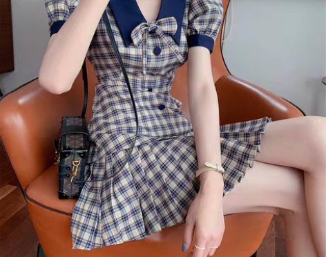 转卖赫本风法式收腰显瘦气质女神范黑色娃娃领...