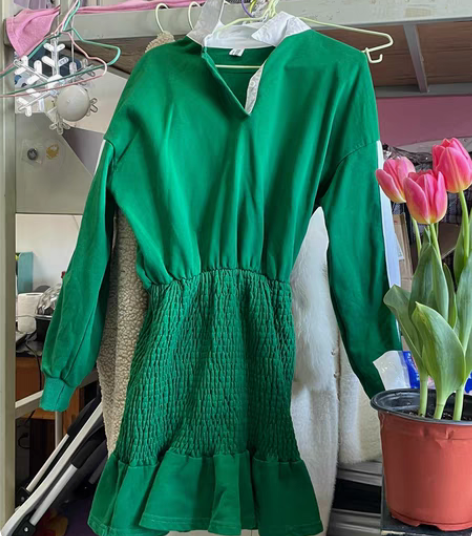 运动风连衣裙，特别有感觉，设计好，有点小性...