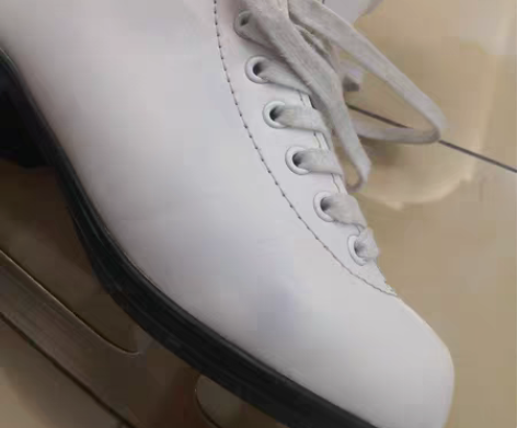 包邮花样滑冰鞋。好像是32码。为了眼睛由室...