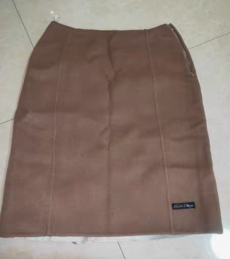 专柜入全新羊绒中裙l码，大约适合130斤以...