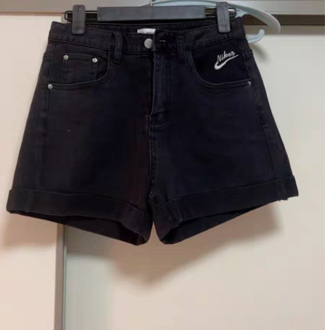全新 夏季牛仔短裤黑色 买小了 仅试穿 2...