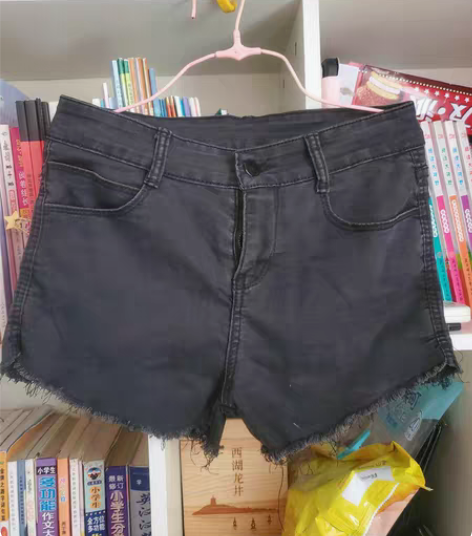 包邮黑色牛仔短裤付邮送 从来没穿过，中码 ...