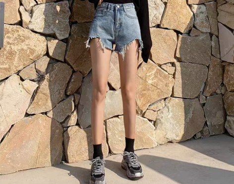 转卖牛仔短裤 九成新￥25