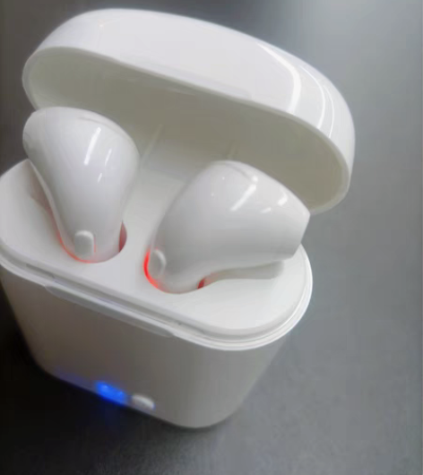 包邮15元蓝牙耳机！送带线耳机一条。两个闲...