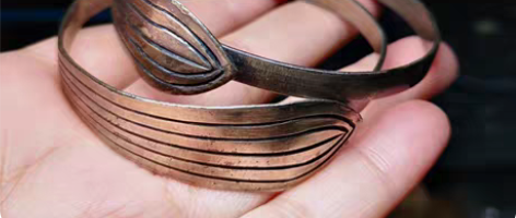 一对鎏金大发簪改制的镯镯，清代晚期，錾花工...