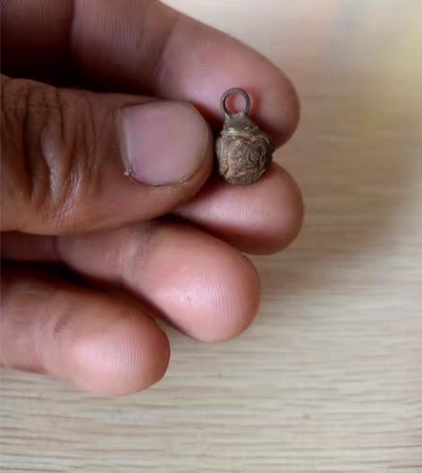 老铜纽扣或者老铃铛?鎏金,工艺漂亮,喜欢带...