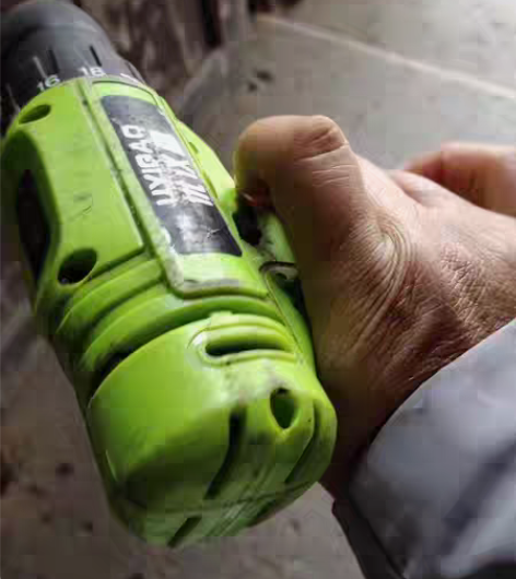 二手锂电螺丝刀带充电器，不包邮，签收的时候...