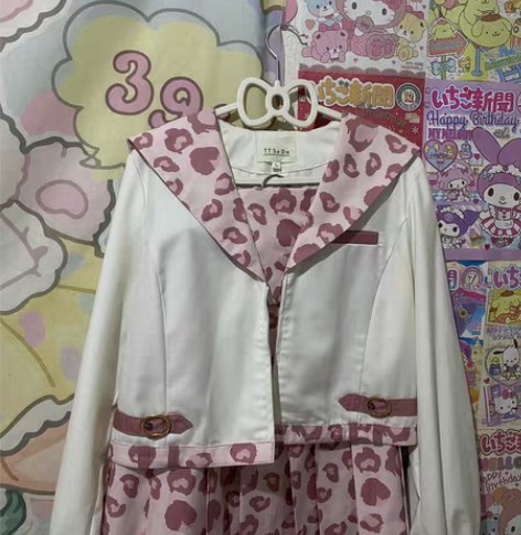 桃桃苏打家的 水手服两件套 领口泛黄 应该...