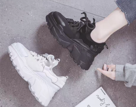 转卖香港潮牌2022新款老爹鞋女韩版黑色厚...