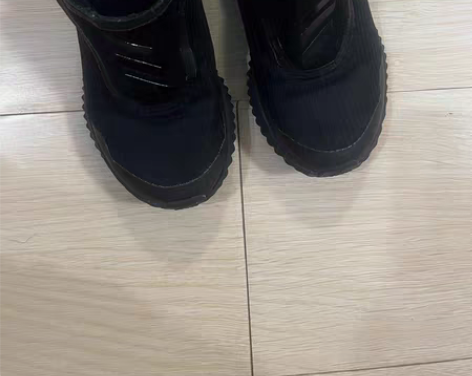 包邮朋友在申格体育买的阿迪小跑鞋。内长16...