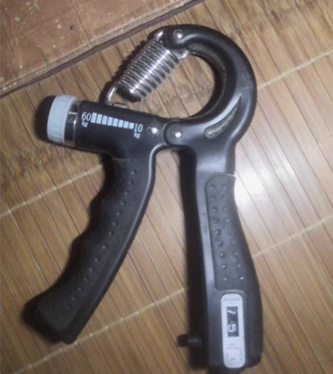 包邮JD上买的握力器可调节可计数 感兴趣的...