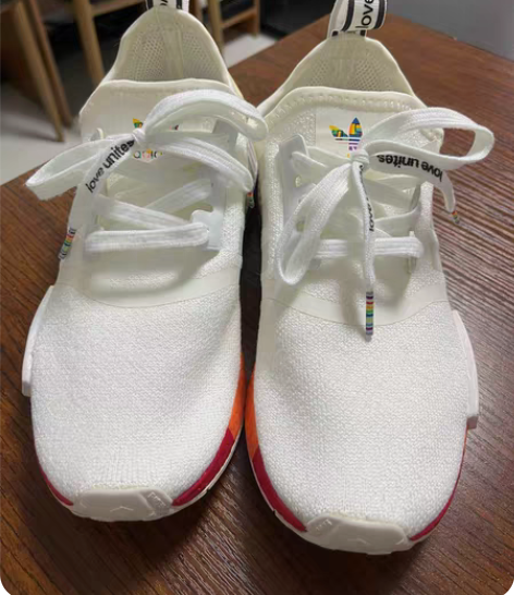 包邮阿迪运动鞋 几乎没怎么穿有喜欢的拿走吧...