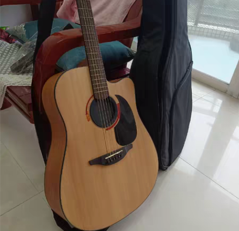 自用吉他，适合新手，音色正，实物如图，搬家...