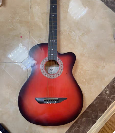 民谣吉他 别人送的 型号见图??轻微使用痕...