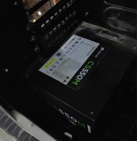 海盗船cs550m机箱电源，99新，电源线...