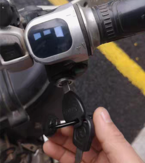 松吉自行电动车， 前后碟刹。山地车档24速...