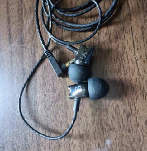 森海塞尔 ie800（仿的） 买来图一乐呵...