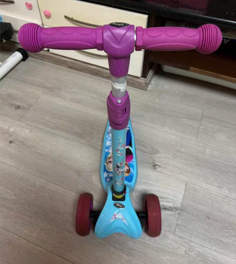 转卖迪士尼滑板车儿童3-10岁宝宝可用，四...