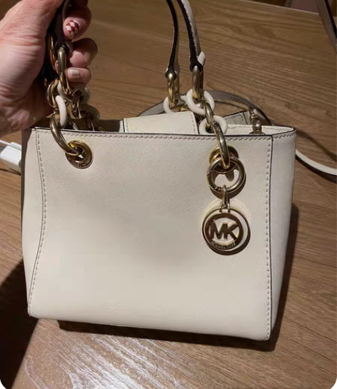 白色小号MK戴妃包，基本没用过，磨损如图，...