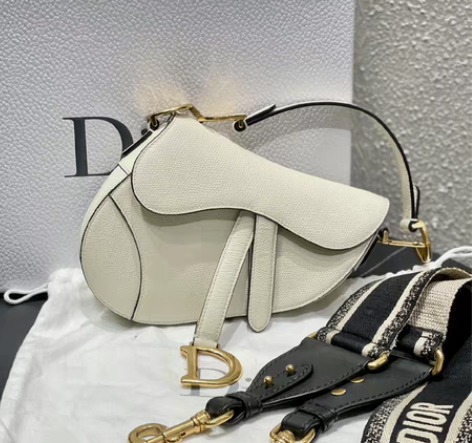 Dior迪奥奶昔白小号马鞍包,配宽肩带可斜...