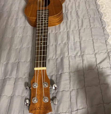 尤克里里，非常新，还有一袋零件，用过一两次...