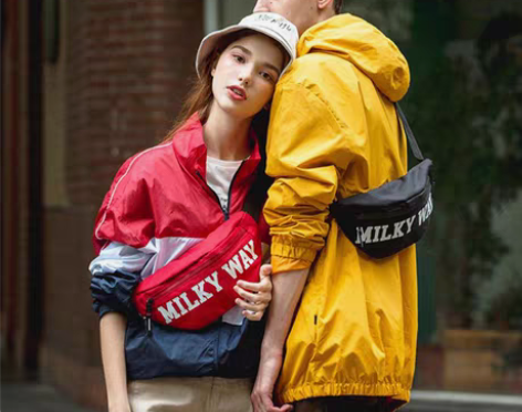 转卖【夏日价】森马胸包男运动包包多功能大学...