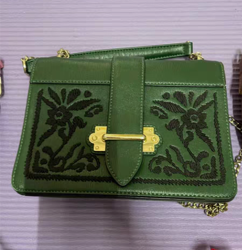 Citylife绿色链条斜挎包，实图为暗一...