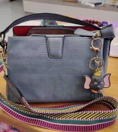 包邮意尔康时尚女士小象挎包蓝色。很新，质量...