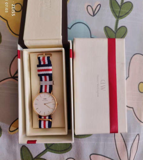 包邮dw手表朋友送的一次没带过，好几年了电...