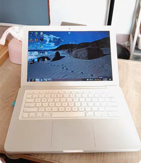 苹果电脑,款式有点老,也不是很流畅了有点卡...