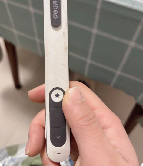 得力翻页笔 有点脏了，但能用，不介意的拍吧...