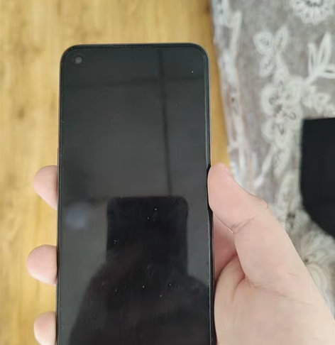 真我q3 除后盖摄像头有点裂痕外成色非常的...