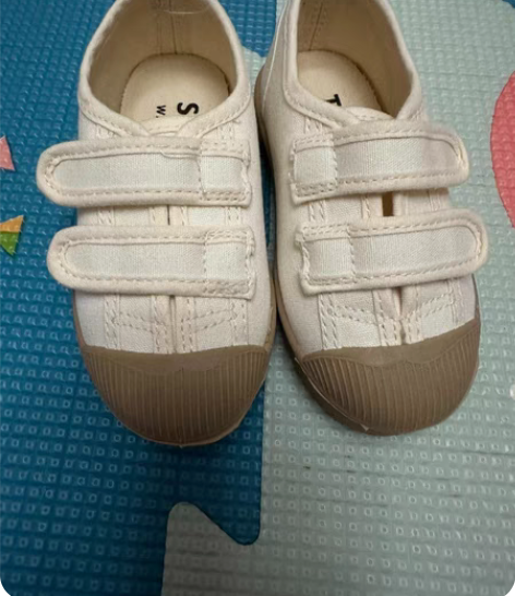 白色帆布鞋，鞋底柔软，魔术贴。 24码，全...