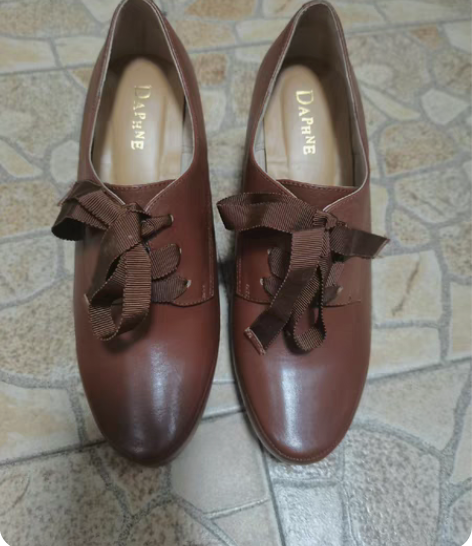 达芙妮高跟鞋，牛皮，鞋带很漂亮，有防水台。...