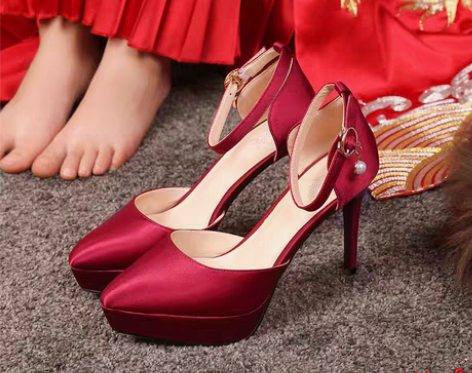 转卖秀禾服婚鞋女夏中空新娘鞋酒红色高跟鞋绑...
