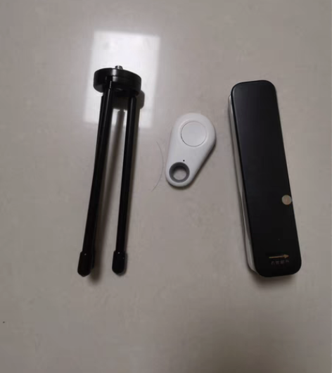 包邮自拍杆,有三脚架,可以横拍竖拍,有蓝牙...