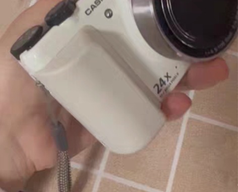 奶白色卡西欧h60，翻出来的闲置相机[两颗...