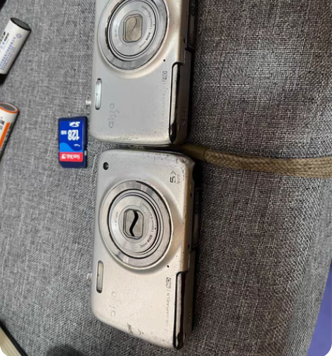 两台爱国者F360 都可以开机 要么显示镜...