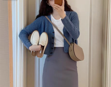 转卖秋冬小香风气质软奶蓝毛衣针织开衫+高腰...