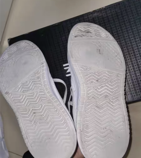 包邮李宁板鞋，39.5。这双鞋没有外底，磨...