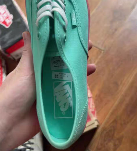 包邮鞋都是正品之前去各种专柜买的 现在不爱...