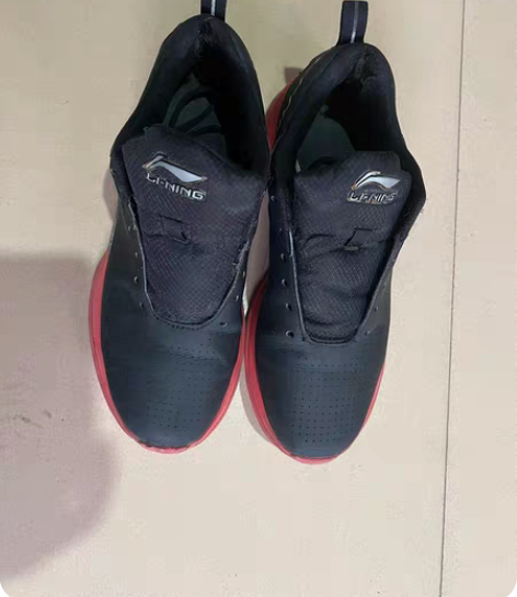 包邮三双鞋。一双李宁，一双皮鞋鑫盾，一双阿...