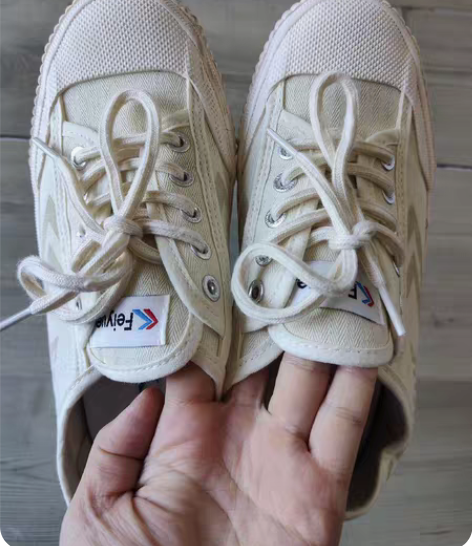 包邮飞跃高帮帆布鞋 颜色：蓝色 做工精细线...