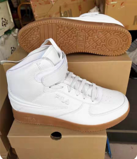 包邮斐乐高帮板鞋 非原盒。  货号:1CM...